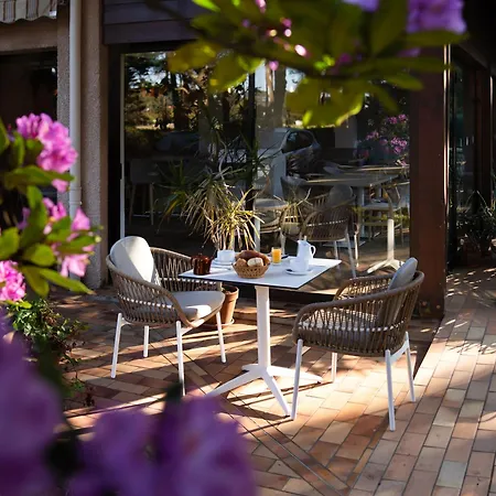 Hoteliere Les Acanthes