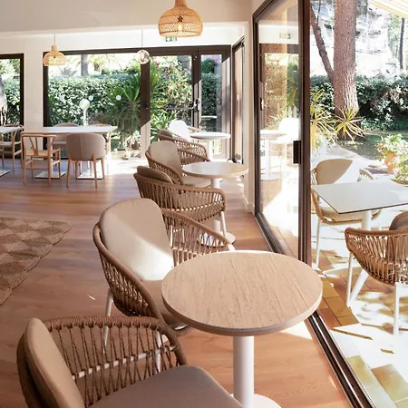 Hoteliere Les Acanthes