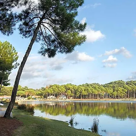 Hoteliere Les Acanthes شقة فندقية 2*