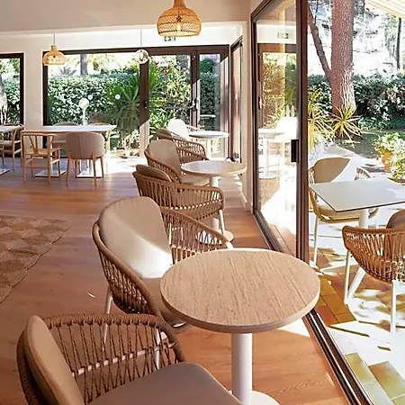 Hoteliere Les Acanthes 2*